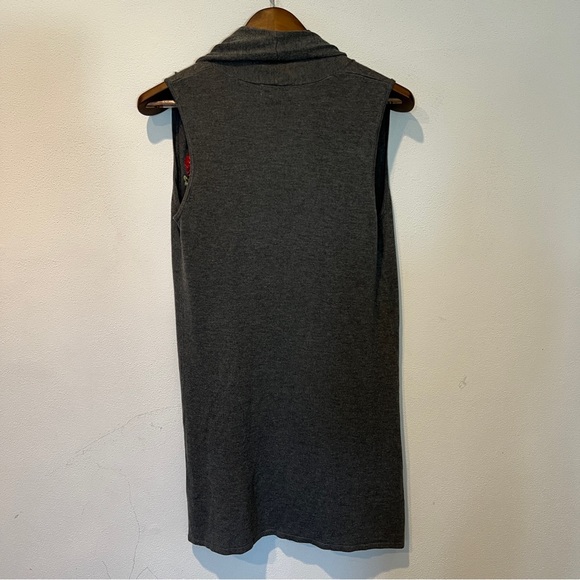 Joseph A Sleeveless Open Front Knit Rose Appliqué Sweater Cardigan - Picture 7 of 7